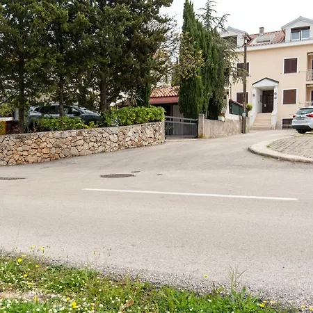 Vitko Near The With Private Parking & Grill Station Apartment Punat