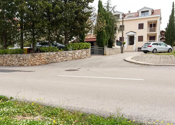 Vitko Near The With Private Parking & Grill Station Apartamento Punat