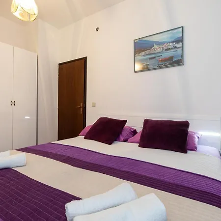 Vitko Near The With Private Parking & Grill Station Daire