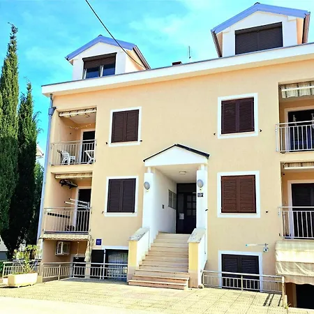 Vitko Near The With Private Parking & Grill Station Punat
