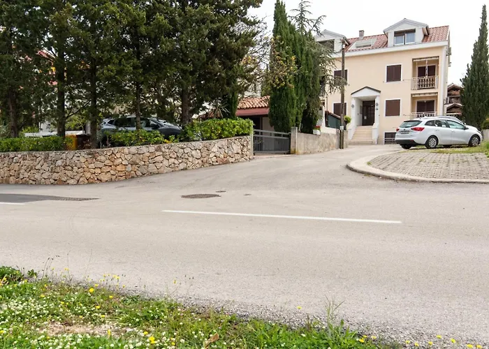 Vitko Near The With Private Parking & Grill Station Punat